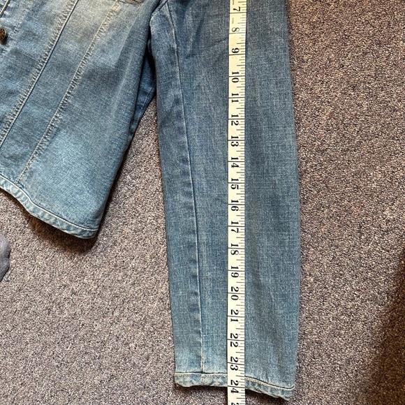 Women’s XL light wash denim jacket. LIVE A LITTLE. $12 light weight, stretchy. - Picture 5 of 7